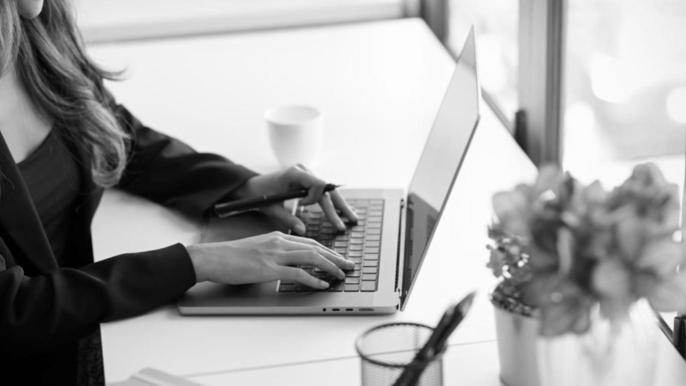 Studenti sledují online přednášku o firemním rozpočtu